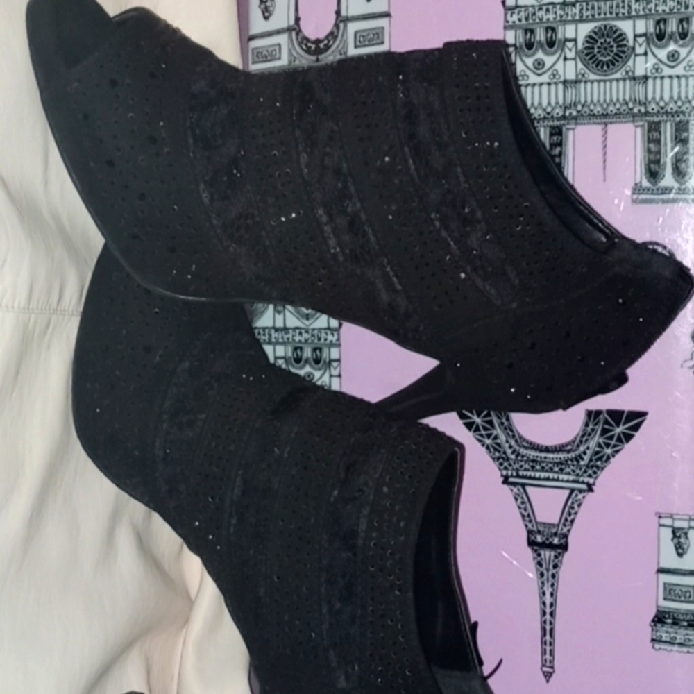 Cp shades 8.5 black mesh w/ rhinestone heels.